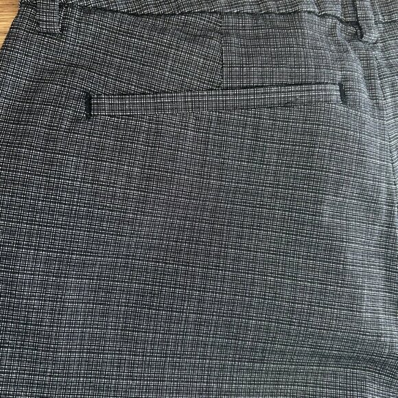 Lee Relaxed Fit, Straight Leg, Mid Rise Pant, Wrinkle Resistant Size 14 Medium - Picture 3 of 9